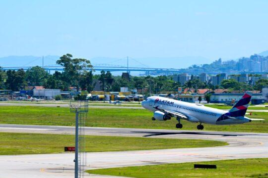 Avião voando sobre Florianópolis e Porto Alegre