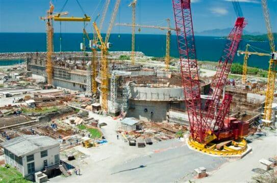 Usina nuclear em construção