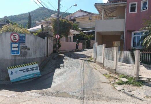 Obras de implantação de rede de esgoto em Florianópolis
