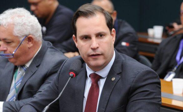 Veículo de oficial de justiça estacionado
