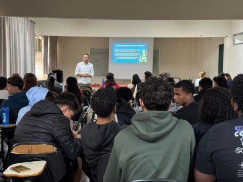 Alunos participando da oficina de Educação Financeira