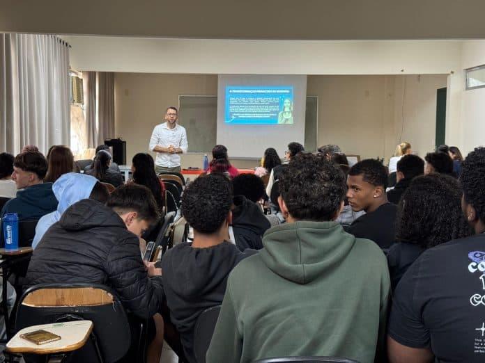 Alunos participando da oficina de Educação Financeira