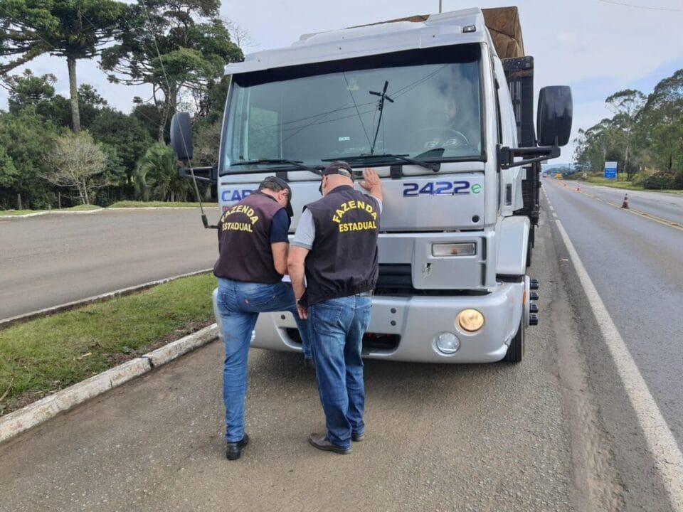Auditores fiscais em operação de fiscalização