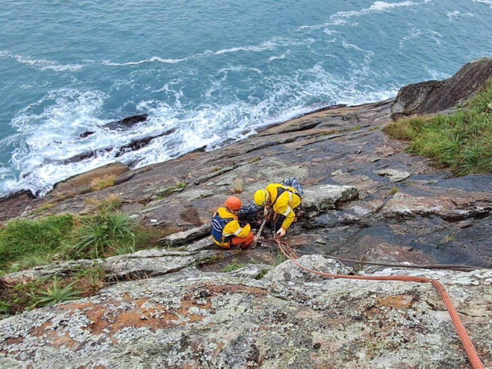 Bombeiros Militares resgatam corpo na Praia da Lagoinha do Leste