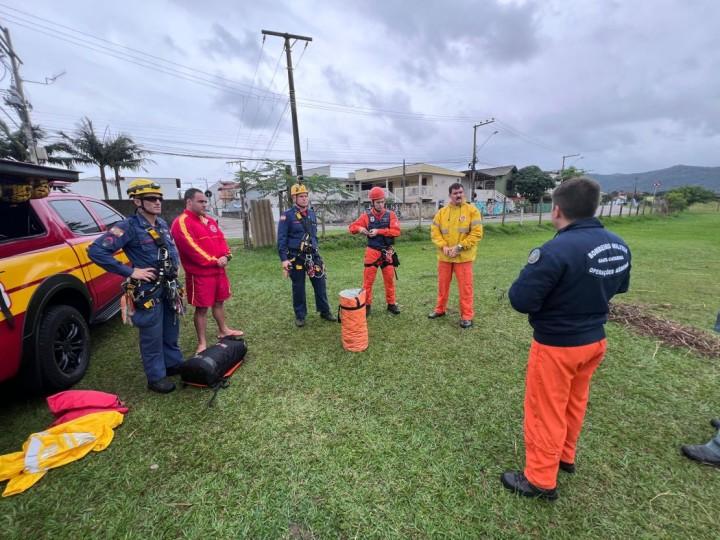 Equipe do CBMSC realizando resgate em rapel na trilha da Lagoinha do Leste