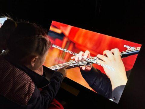 Instalação artística da Orquestra Didática em Florianópolis