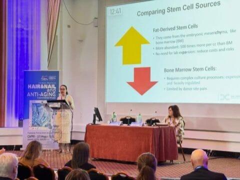 Dermatologista palestrando em conferência internacional