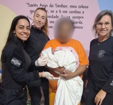 Policial penal auxiliando em parto prematuro