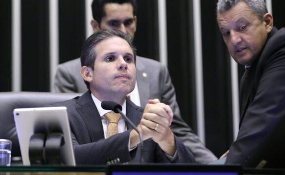 Deputados em plenário da Câmara discutem suspensão de ação penal