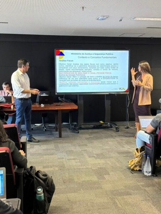 Policiais Civis de SC ministrando aulas sobre Identificação Patrimonial no CIFAP