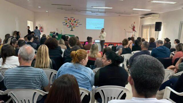 Assistentes sociais reunidos para debater propostas de políticas públicas de assistência social