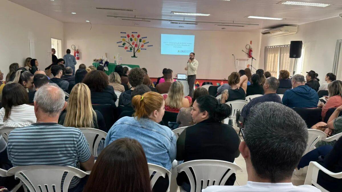 Assistentes sociais reunidos para debater propostas de políticas públicas de assistência social