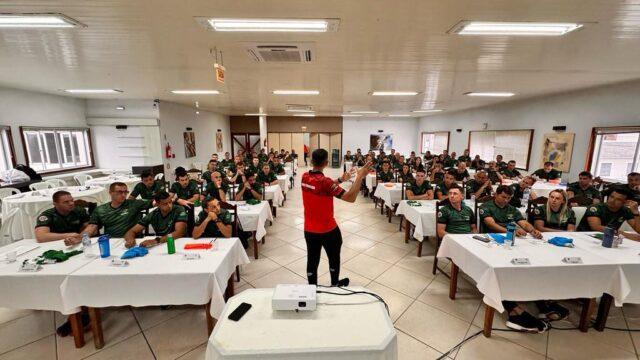 Árbitros em treinamento físico e teórico