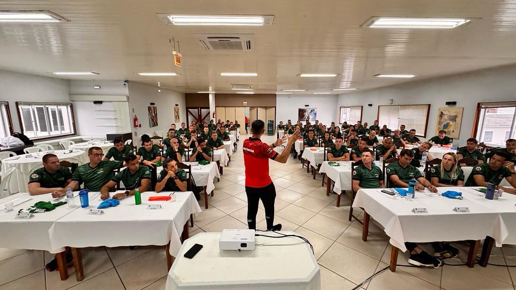 Árbitros em treinamento físico e teórico