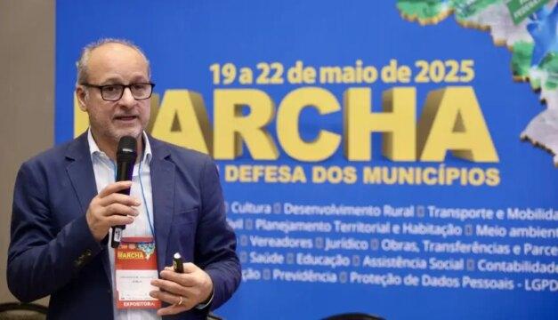 Microempreendedor individual recebendo suporte do Fampe Microcrédito
