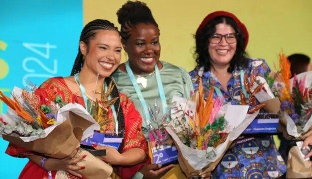 Mulher Empreendedora Recebendo Prêmio