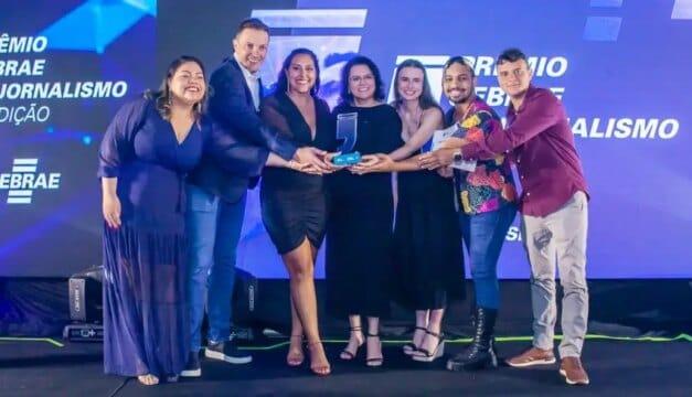 Estudantes recebendo prêmio de Jornalismo