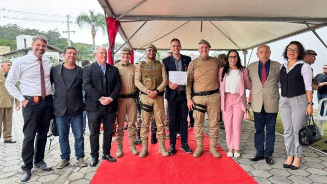 Presidente da ACIF, Célio Bernardi, recebendo medalha do 21º Batalhão de Polícia Militar de Florianópolis