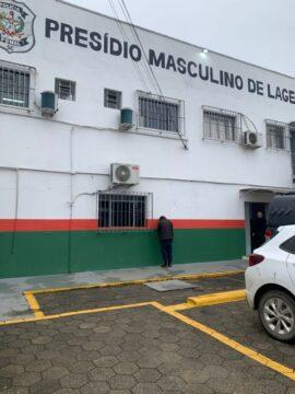 Homem sendo preso pela Polícia Civil em Santa Cecília