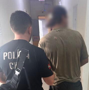 Homem sendo preso em flagrante pela Polícia Civil de Santa Catarina em Ponte Serrada