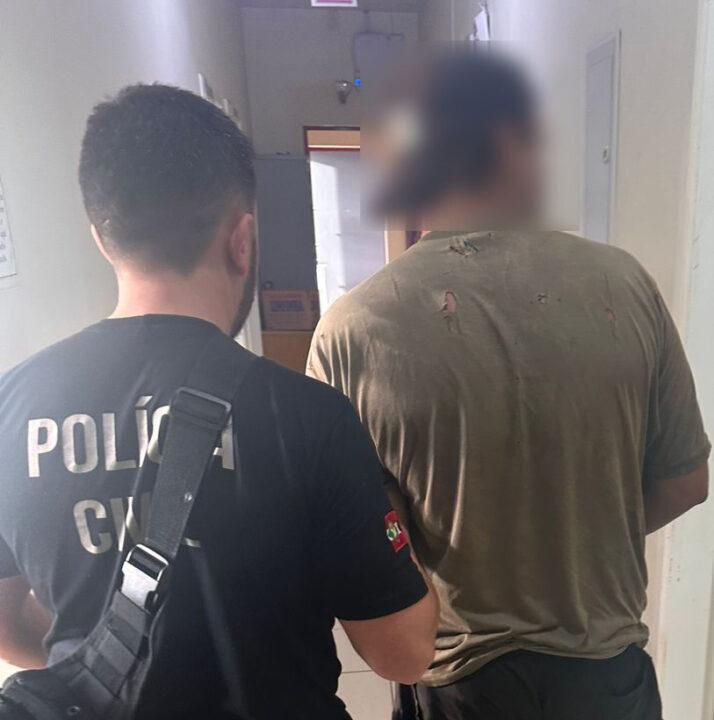 Homem sendo preso em flagrante pela Polícia Civil de Santa Catarina em Ponte Serrada