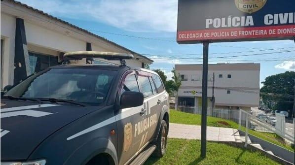 Homem sendo preso por envolvimento em furto qualificado