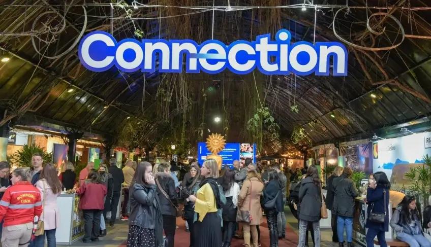 Produtos diversos expostos em estande