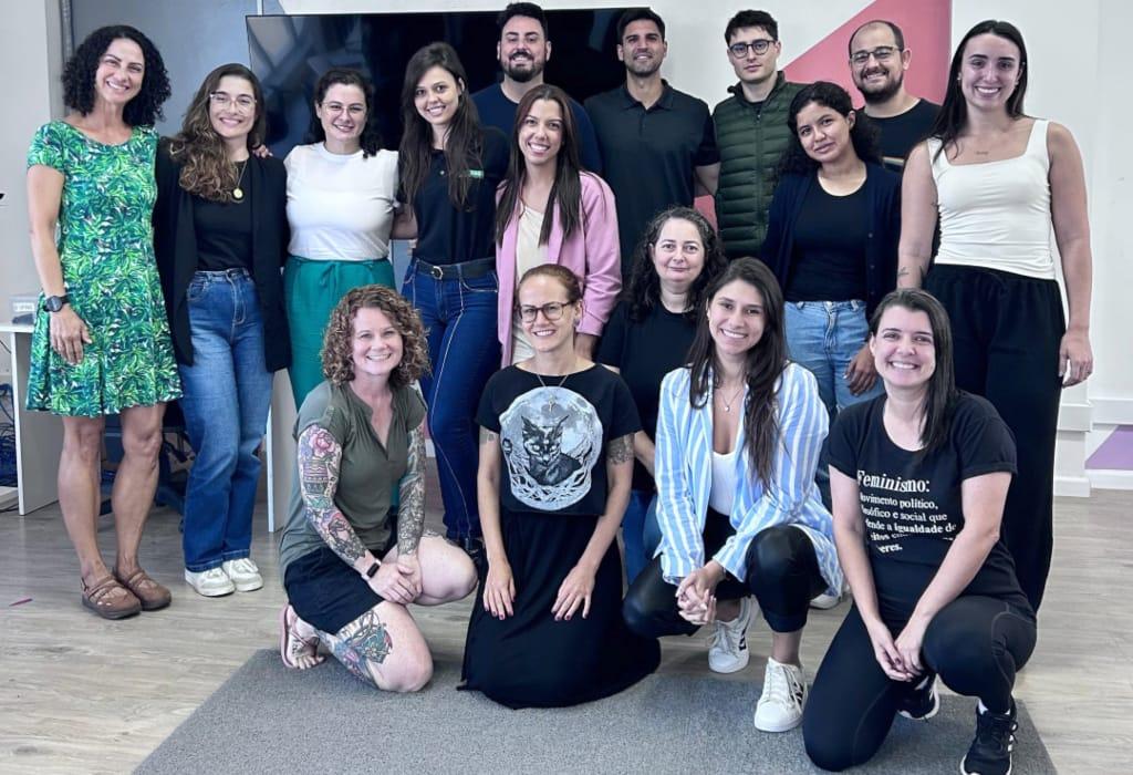 Professora Toni Liechty ministra disciplina na Udesc Cefid