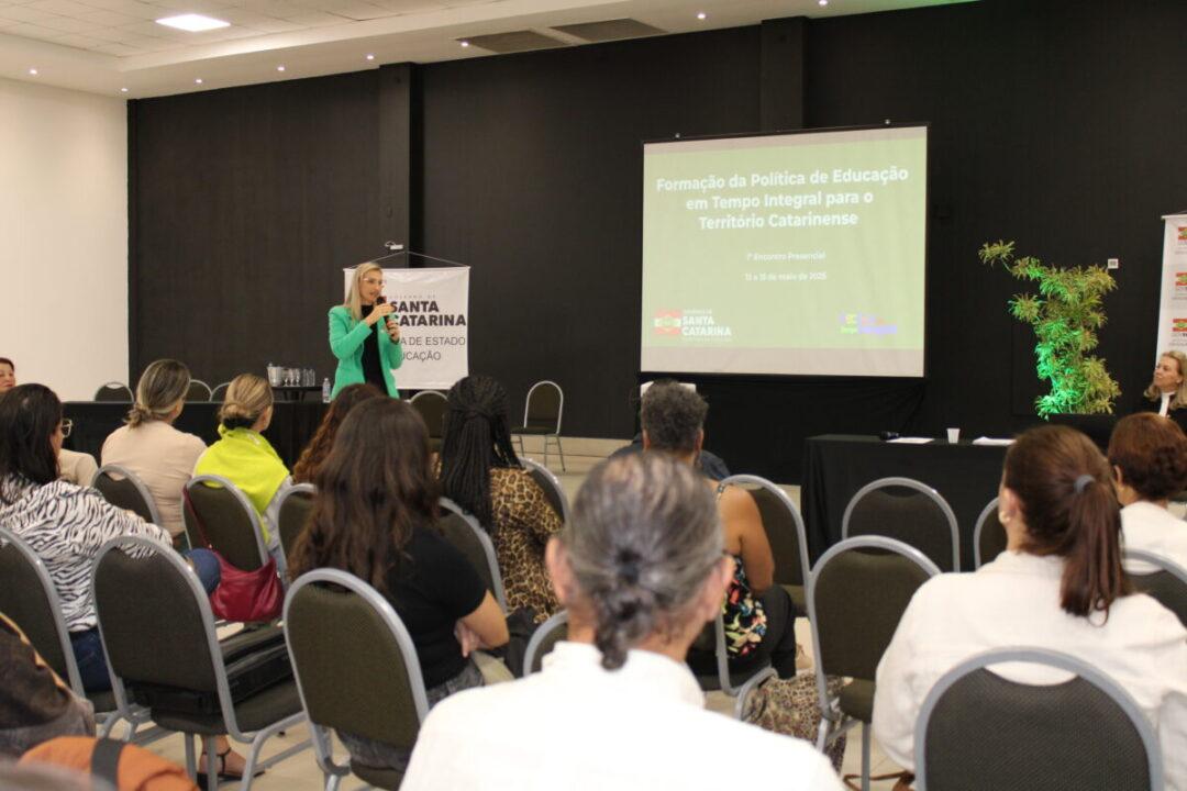 Profissionais da Educação reunidos em evento sobre educação em tempo integral