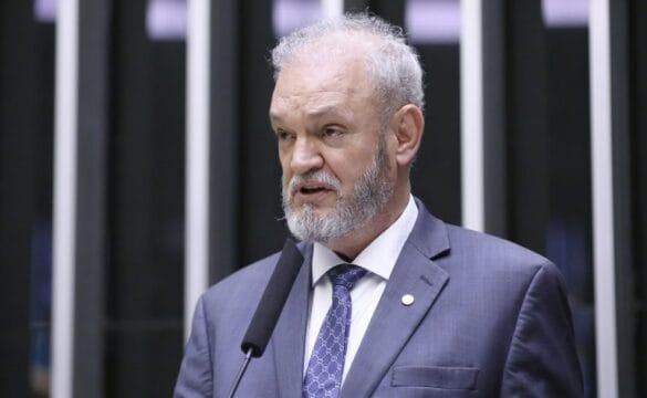 Enfermeiros atuando em sala de vacinação