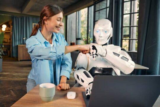Profissionais interagindo com IA no ambiente de trabalho