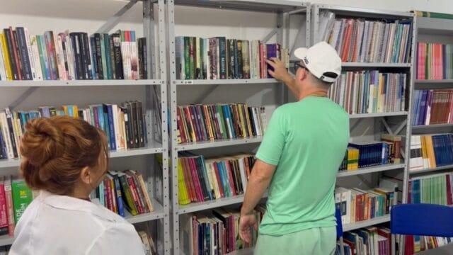 Detentos participando de atividades educacionais