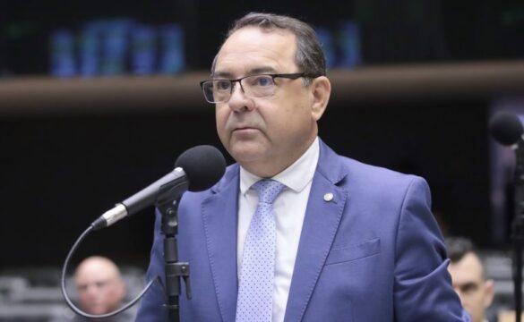 Pequenos agricultores recebendo orientação sobre crédito rural