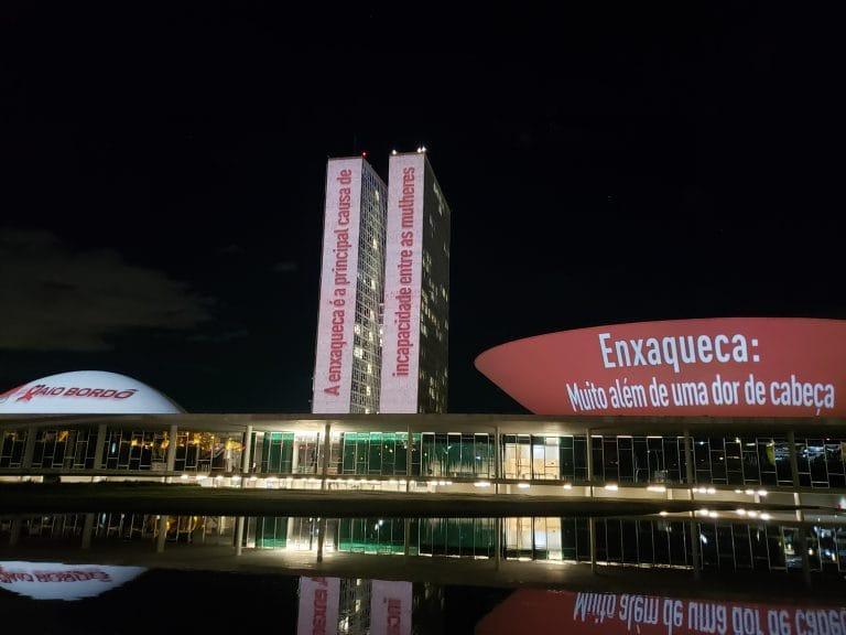 Projeção de frases no Congresso Nacional alerta sobre dores de cabeça