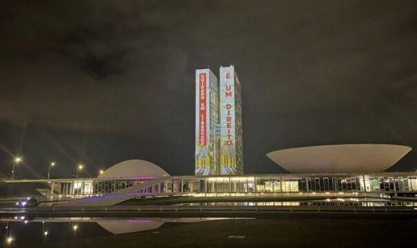 Projeção de frases e imagens na fachada do Congresso em celebração ao Dia Nacional da Luta Antimanicomial
