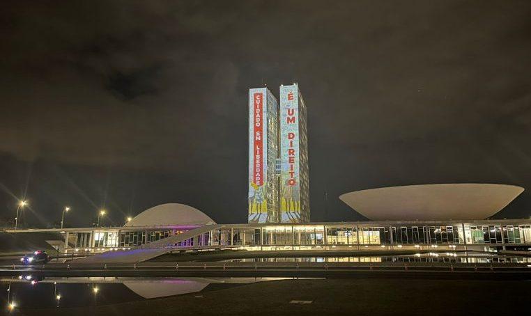 Projeção de frases e imagens na fachada do Congresso em celebração ao Dia Nacional da Luta Antimanicomial