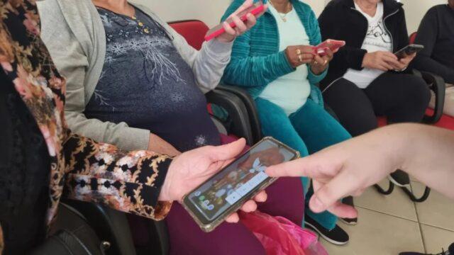 Idosos aprendendo tecnologia em turmas do Projeto Inclusão Digital em São José