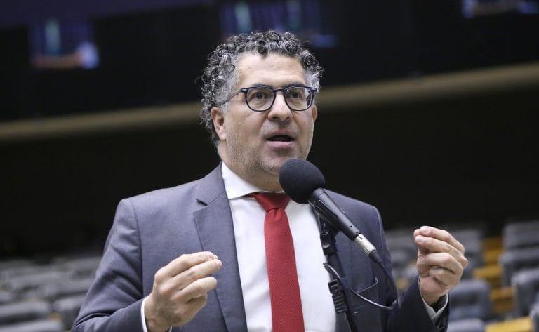 Imagem ilustrativa de motorista