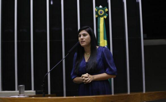 Imagem de uma mãe amamentando seu bebê
