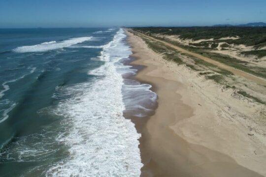 Imagem representativa do relatório mensal de balneabilidade de abril de 2025 em Santa Catarina