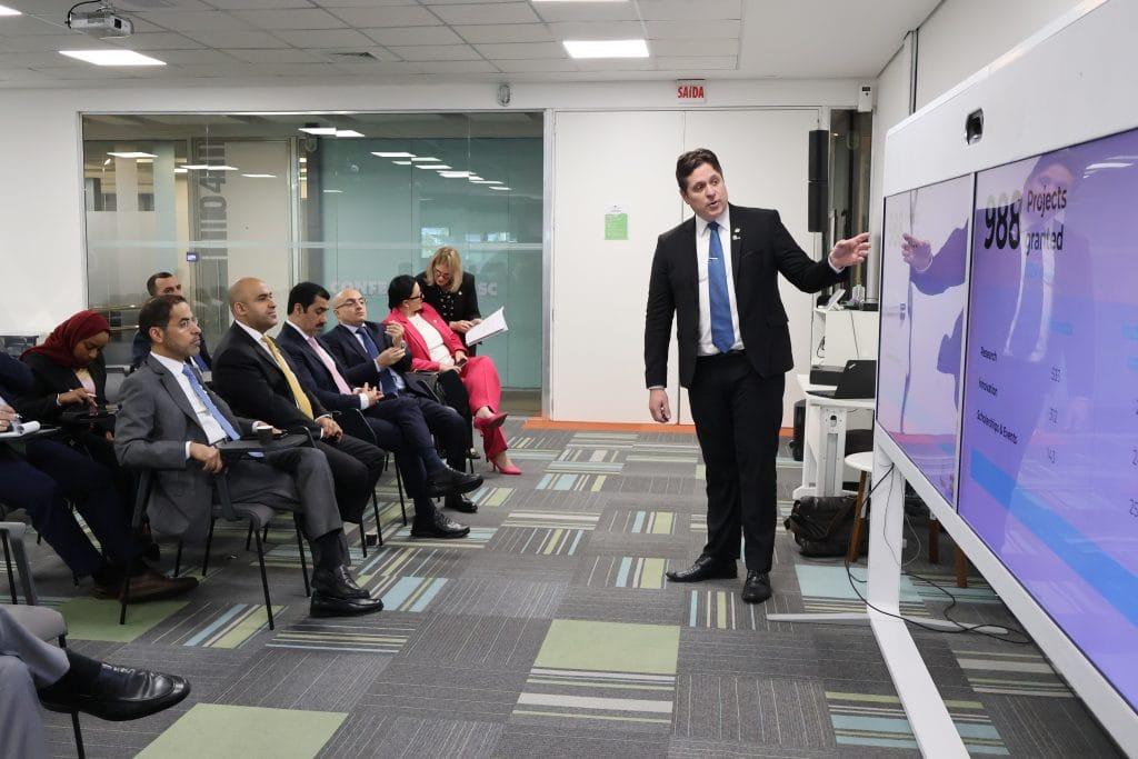 Embaixadores do Oriente Médio e presidente da Fapesc em reunião