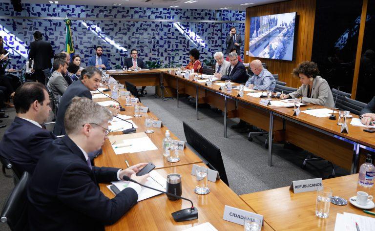 Deputados reunidos discutindo pautas