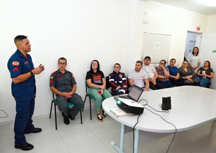 Profissionais reunidos discutindo protocolos de atendimento em emergências