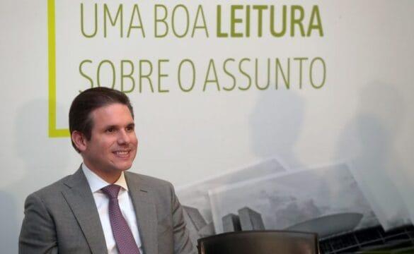 Capa da revista Plenário com destaque para temas jurídicos