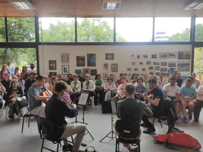 Quarteto de cordas tocando em concerto