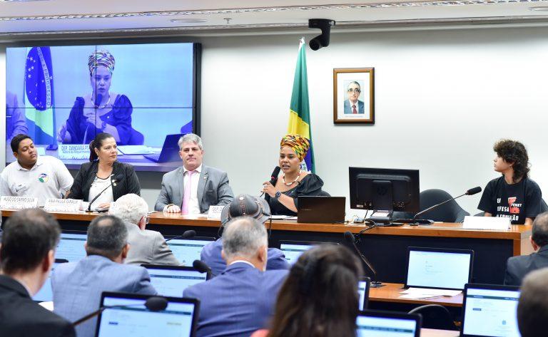 Ilustração de servidores atuando em instituições educacionais