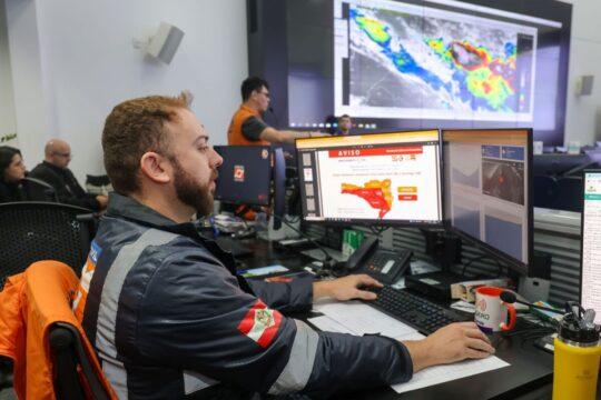 Evacuação simulada durante o Simulado Geral de Gestão de Desastres em Santa Catarina