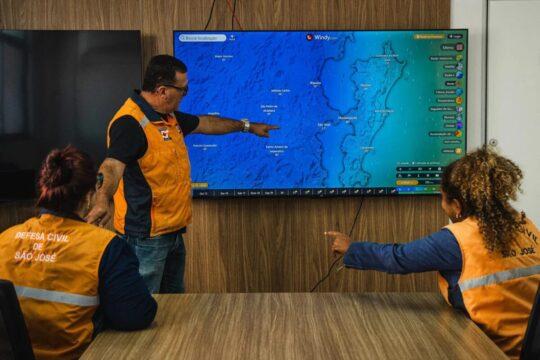 Equipe de resgate em simulado de desastres