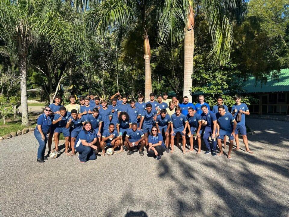 Atletas do Avaí Sub-17 no Horto do Córrego Grande