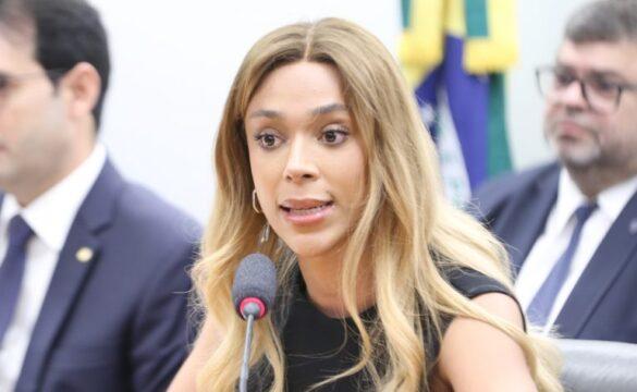 Deputados discutindo proposta de emenda à Constituição